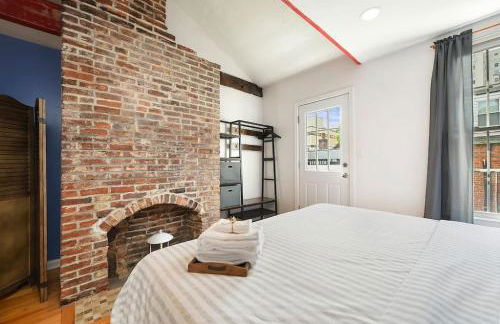 HostWise Stays - The "Row" House - Beautiful Space, Two King Beds - Photo 23