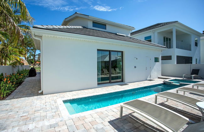 Sorrento Luxury Vacation Home: Expansive 5-Bedroom, 4.5-Bath Retreat with Private Pool, Hot Tub, and Pet-Friendly Accommodations – Just a Short Walk from Stunning Vanderbilt Beach - Foto 31