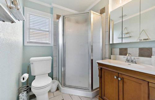 Coastal bungalow with huge yard, comfy deck and close to beach - Foto 15