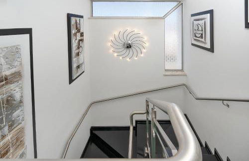 Deluxe 4BDR House W/ Pool by LovelyStay - Photo 55