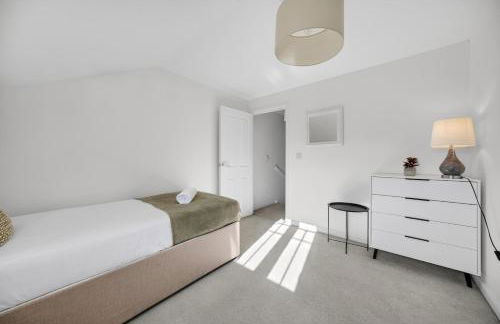 Spacious 4BR Newport Home - Ideal for Families & Groups - Foto 23