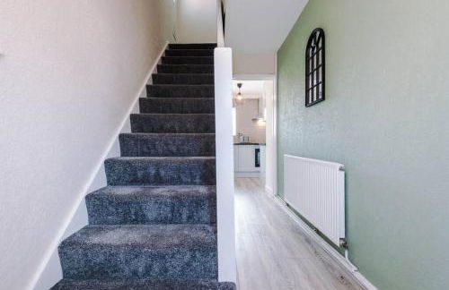 Cheerful 3 bedroom home with parking near Chester - Photo 23