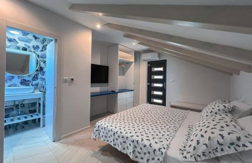 Mediterranean Oasis Seaside Villa with Pool - Foto 15