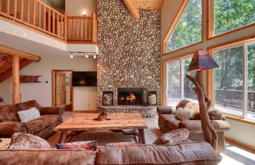 Rivercrest Lodge with Hot Tub-Pool Table-Firepit - Foto 9