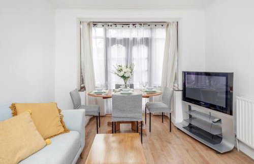 Lovely 4 Bedrooms House Near Romford Station With Parking - Foto 19