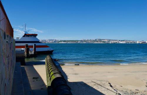 Fisherman's House - a boat ride from Lisbon - Photo 37