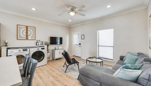 Front Lake Holiday 2BR 1BA Guest Home with Hot Tub - Foto 5