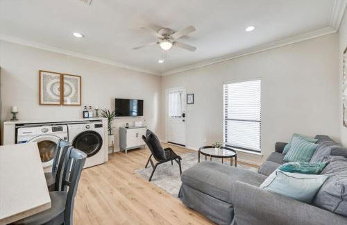 Front Lake Holiday 2BR 1BA Guest Home with Hot Tub - Foto 5