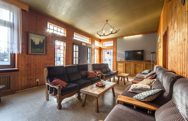 Mansion With Pool & Bar - Photo 19