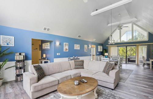 Luxurious Florida Home with Pool and Canal Access - Foto 5