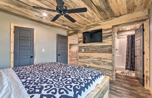 Upscale Riverfront Home with Beach and Fire Pit! - Foto 24