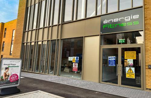 Charming House - Close to Shops & City Centre - Free Parking, Self-Check-In, Fast WiFi & Smart TV with Netflix by Yoko Property - Foto 26