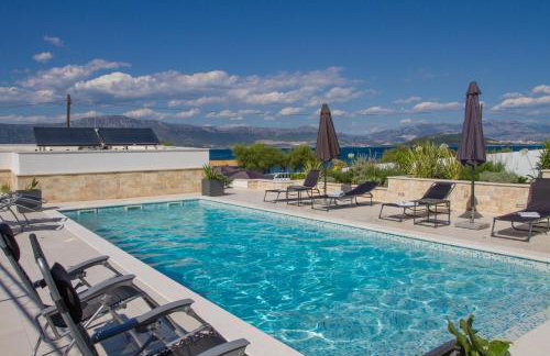 Luxury Poolside Villa - Photo 34