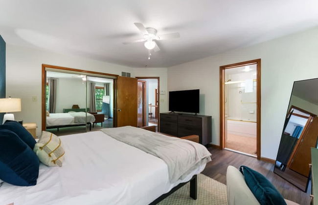 Charming Poconos Retreat With hot tub Fireplace - Foto 23