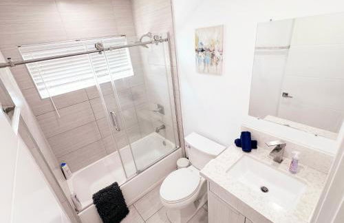 Cozy 3 BR Townhouse with Balcony - Photo 27