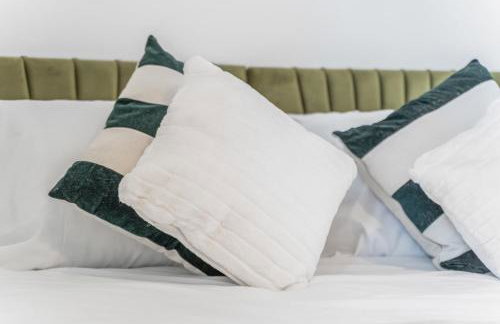 Stylish 4Bed Executive Stay WiFi and Parking - Photo 19