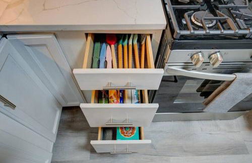 Stylish home Garage Walk to Lake Minutes from Airport - Foto 4