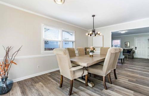 Renovated N Raleigh home with firepit wifi & king bed - Foto 10