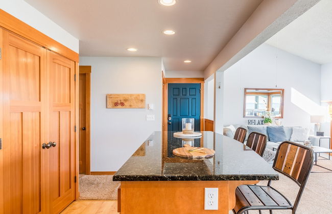 Coastal Chic Beach Condo by Avantstay Balcony - Photo 12