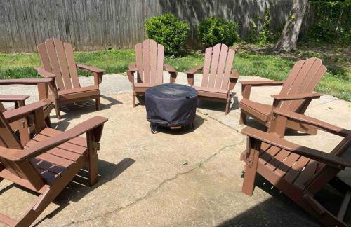 Greensboro Get-together, K Bed, Secret Playroom, central location - Foto 10