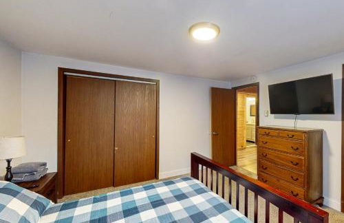 Hot Tub, Dock, Pool Table! Lakefront Poconos Haven - Foto 13