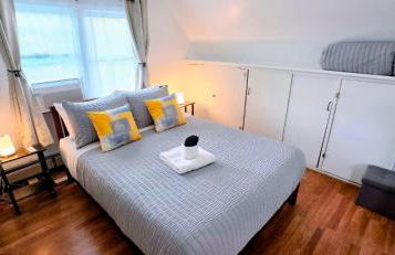 Spacious duplex retreat in city w/ Parking nearby - Foto 6