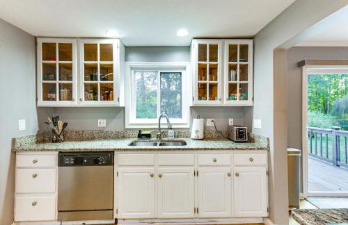 Large Yard with Pond Family Retreat in New Albany! - Foto 10