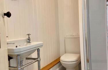 Delightful 3 bed cottage with hot tub & sea views. - Photo 46