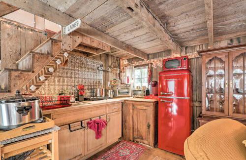 1 Mi to Beach! Cape Cod Carriage House on 2 Acres - Foto 1