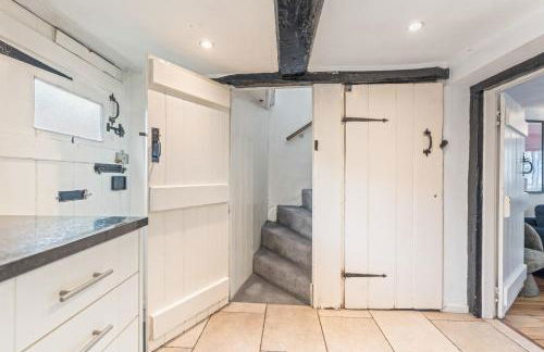 3BR Kingswood Cottage with Detached Unit - Photo 6