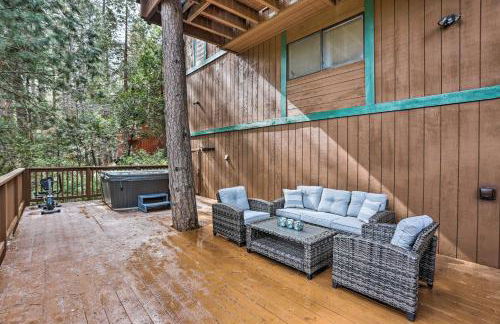 Woodsy Twin Peaks Getaway with Hot Tub and Views! - Foto 2