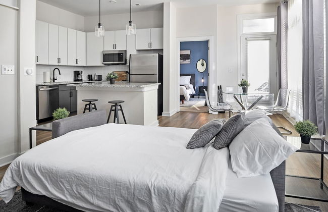 Spacious 2BD With Private Balcony and Free Parking - Foto 7