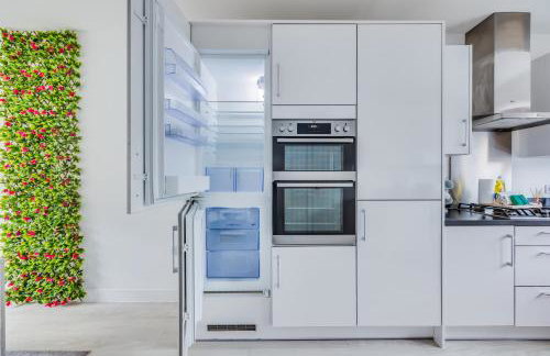 Detached 4 Bedroom 2 Bathroom House - Driveway Parking, Fast WiFi and Smart TV by Yoko Property - Foto 23