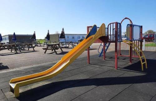 141 -Two bed Chalet on Sunbeach Holiday Park - Sleeps 6, pet friendly, FREE pool and entertainment passes included - plus WiFi with bedding and towels included - only 300m from the beach! - Foto 21