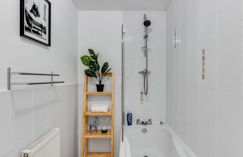 Hunsbury House - Excellent Location - Free Parking, Self-Check-In, SkyTV and Fast Wifi by Yoko Property - Foto 7