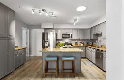 3BR 2BA Heated Pool Home Pool Table Great Location - Foto 6