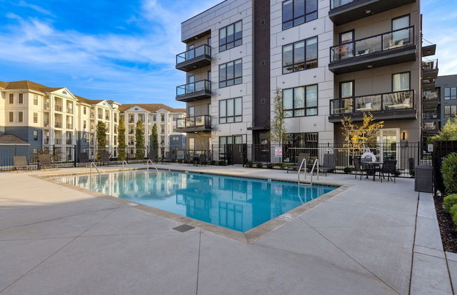 Prime Walkable Midtown Location Pool Gym Outlaw s Den by Avantstay - Foto 26