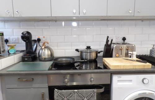 City Convenience, Calm Comfort-- A Stylish One-Bedroom Retreat Just 3 Stops from the Heart of the City - Foto 22