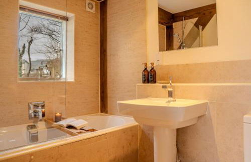 Lakeside Cotswolds Retreat with Private Hot Tub set on Lower Mill Estate - Photo 43