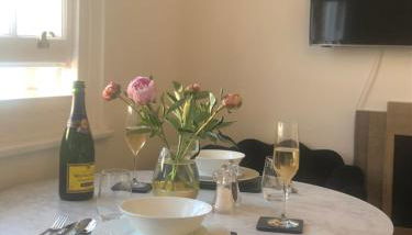 SEAFRONT SANCTUARY Beautiful Art Deco Apartment with Stunning City & Sea Views - Foto 5