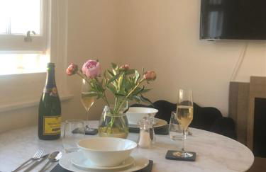 SEAFRONT SANCTUARY Beautiful Art Deco Apartment with Stunning City & Sea Views - Foto 5