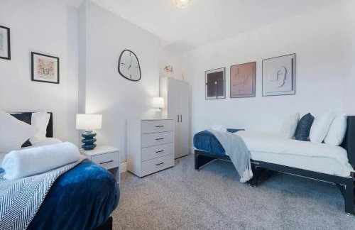 Spacious 4BR on Leafield Rd - Photo 6