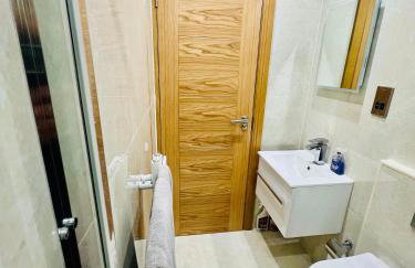 2 Bedroom Flat or Appartment near Heathrow with Garden - Photo 7