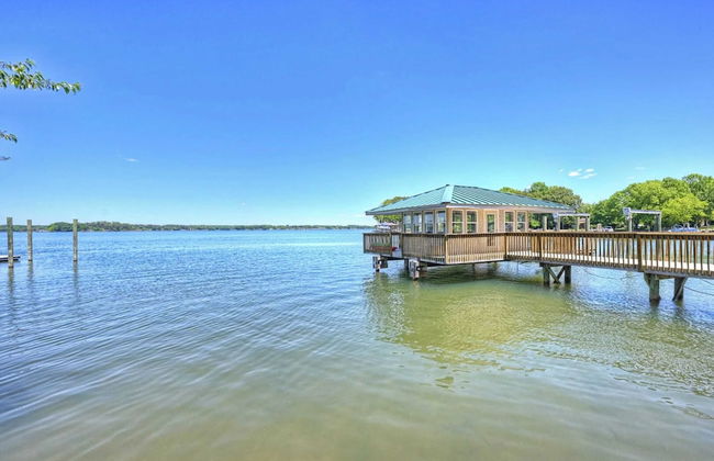 Water, Water Everywhere by Avantstay Pool + Dock - Foto 48