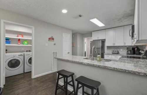 Pool Villa- Near Airport & Downtown, Fire Pit, Foosball - Foto 21