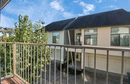 3BR/3.5BA Three Story East Downtown TownHouse with view - Photo 26