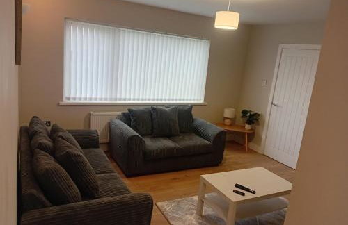 Martindale Close - 3 Bedrooms - Sleeps 5 - Photo 2