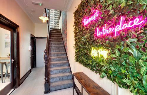 Newcastle CITY APT5,FREE STREET PARKING,4 BEDROOM HOUSE WITH 2 FULL BATHROOM AND KITCHEN,ALL ROOMS WITH TVs,7 BEDS,NETFLIX - Photo 8