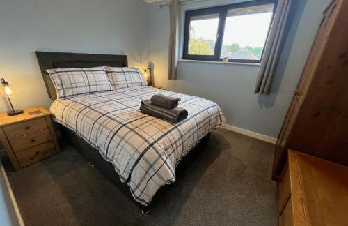 Superb Comfy 2 Bed House, Responsive & Caring Hosts Free WiFi & Parking, Close to MK Centre, Train Station, Santander, Network Rail by Webbhill Stays - Foto 24