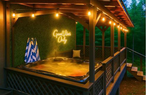 Meadow Retreat - Hot Tub, Fire Pit & Games - Photo 2